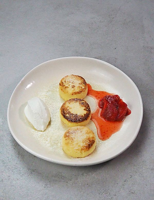 Сырники с клубничным соусом и сметаной