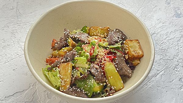 С говядиной, баклажаном и имбирным дрессингом