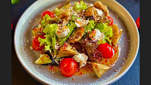 Салат с хрустящими баклажанами и сыром Филадельфия