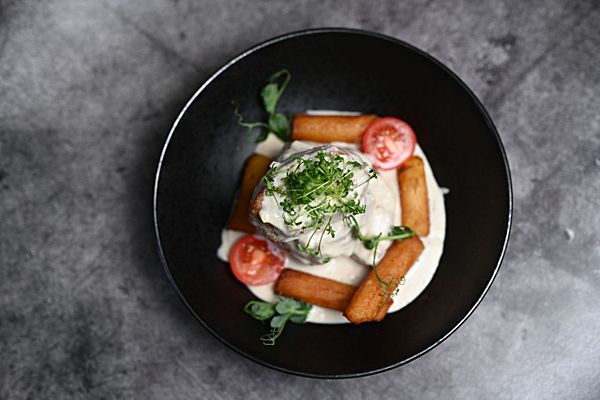 Медальоны из свинины с картофелем и трюфельным соусом