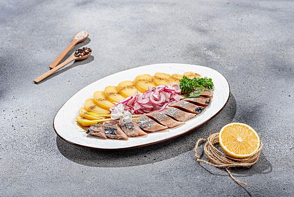 Малосольная селедочка с ялтинским луком и картофелем