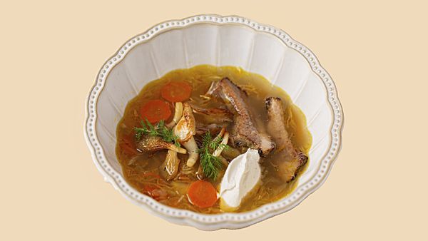 Щи из квашенной капусты со свиными ребрышками и вешенками