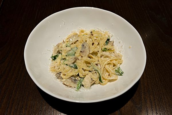 Паста с курицей и грибами