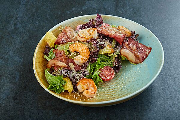 Цезарь с креветкой и беконом