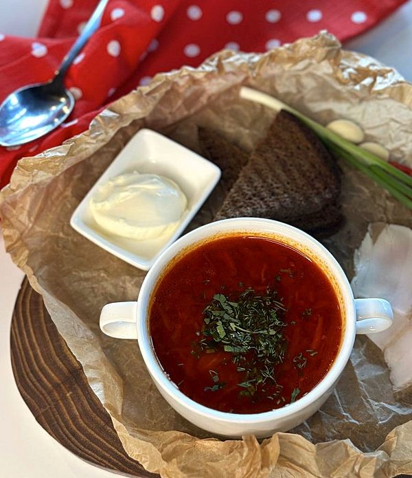 Борщ традиционный с салом и гренками