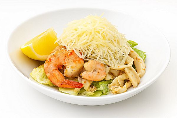 Тёплый салат с морепродуктами