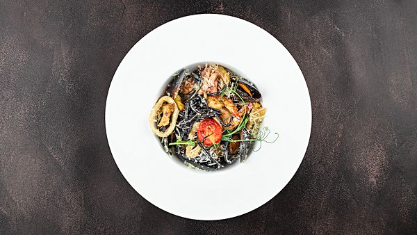 Черные спагетти с морепродуктами