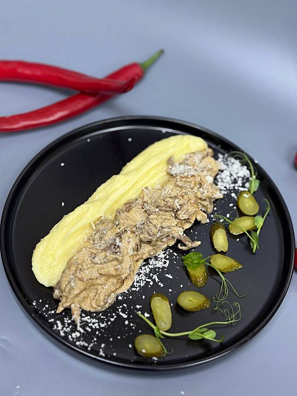 Бефстроганов с картофельным пюре