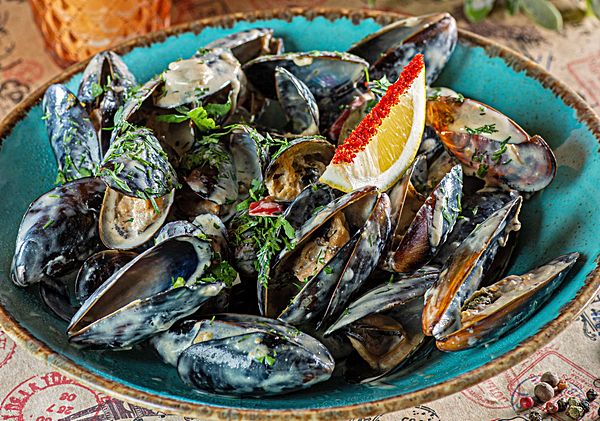 Мидии черноморские в створке