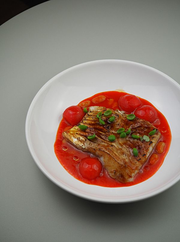 Филе трески с соусом ромеско, черри и фасолью