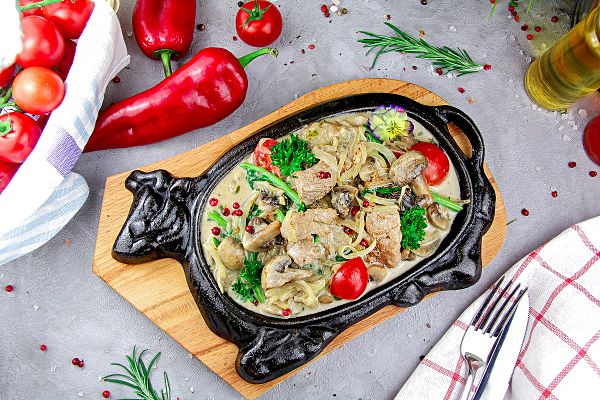 Свинина с грибами и луком в сливочном соусе