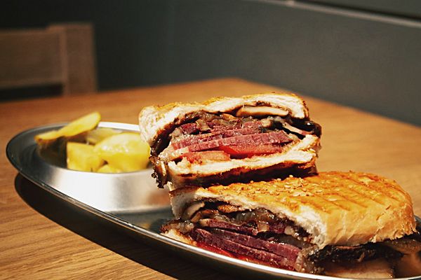 Бруклинский сэндвич с копченой говядиной