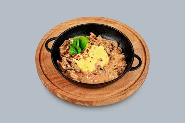 Бефстроганов из говядины с картофельным пюре