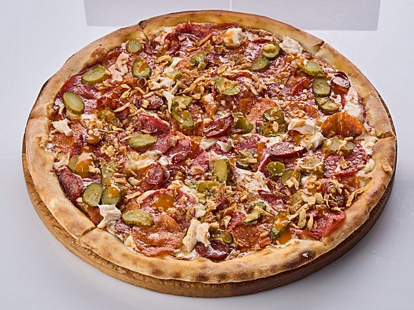 Пицца с колбасками и соусом попкорн