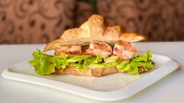 Круассэндвич с креветками и авокадо