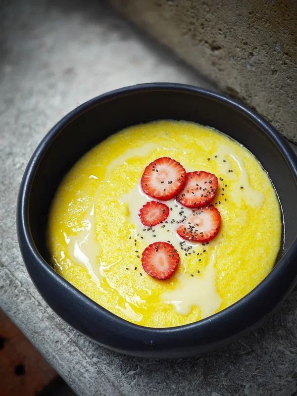 Кукурузная каша с клубникой и сгущённым молоком