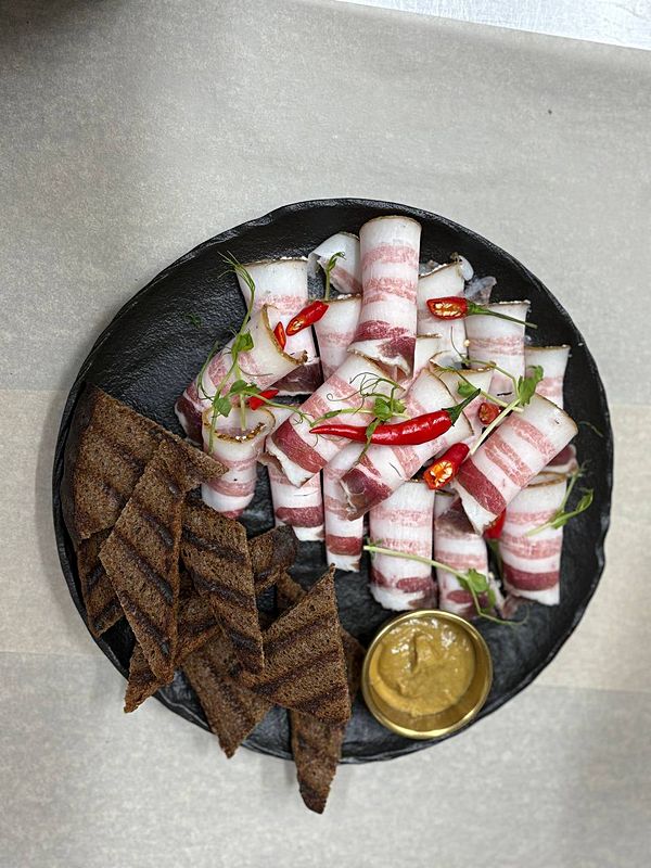 Домашнее сало с ржаными тостами и горчицей