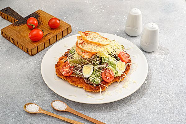 Фирменный цезарь на шницеле