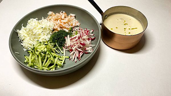 Окрошка с креветкой на квасе
