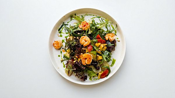 Салат с креветками и манго