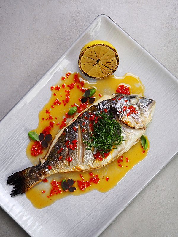 Дорадо с анчоусом, зеленым луком фри и азиатским соусом