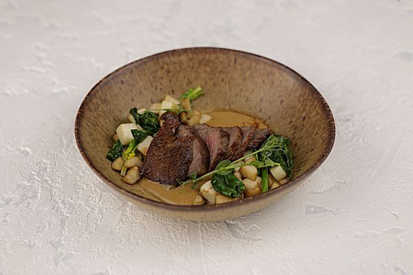 Ростбиф из говядины с луковым соусом