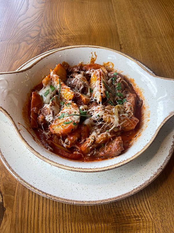 Сковорода с говядиной в томатном соусе