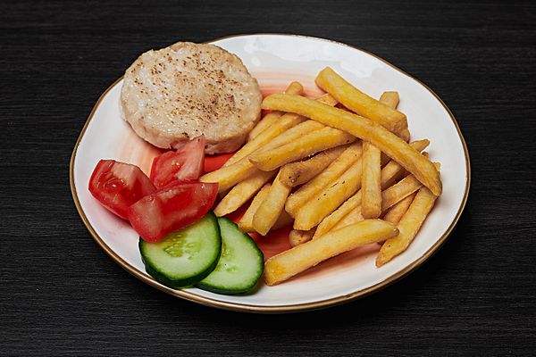 Картофель фри с котлетой