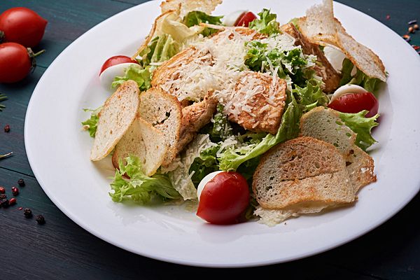 Цезарь с курицей и беконом