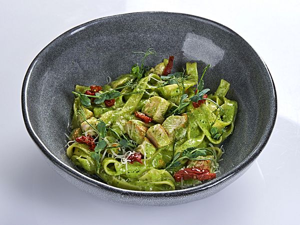 Феттучини с куриным филе в соусе песто