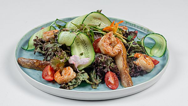 Салат с тигровой креветкой , грушей и заправкой манго-чили