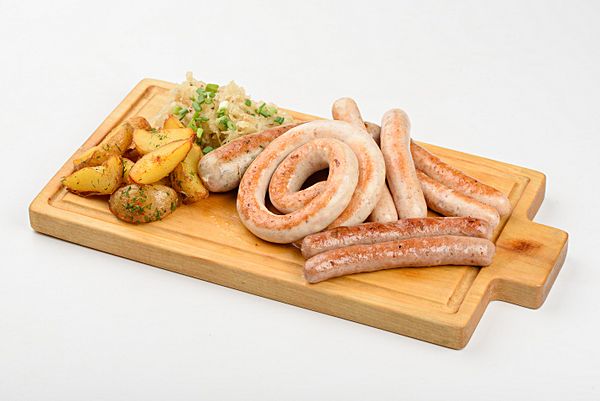 Большое ассорти колбас на компанию