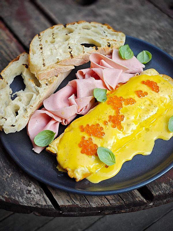 Омлет с мортаделлой, соусом голландез и красной икрой