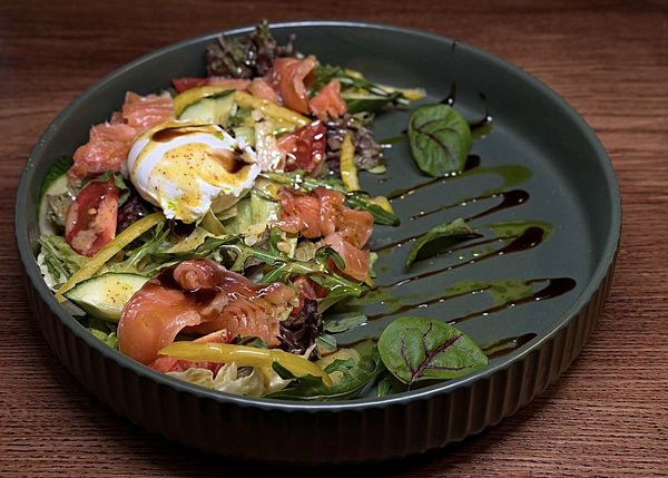 Салат с семгой слабой соли, авокадо и яйцом пашот