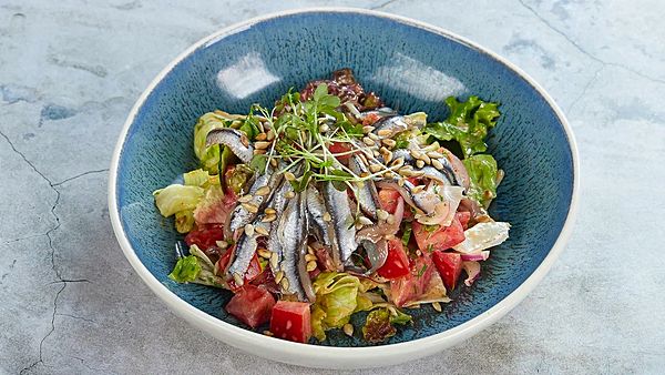 Салат с пряной черноморской хамсой