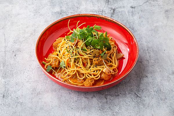 Яичная лапша с креветками и кальмаром в соусе карри