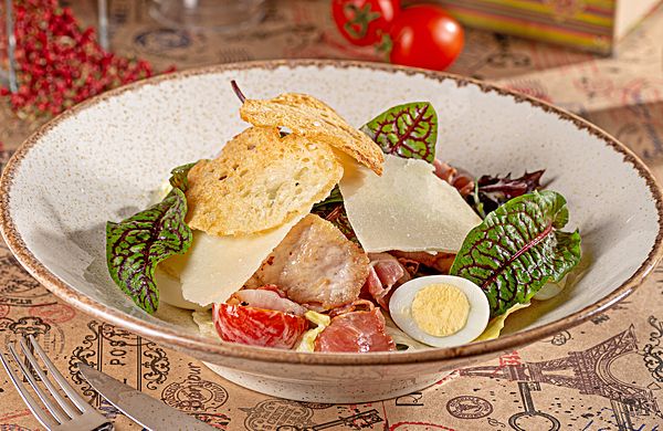 Цезарь с курицей и беконом