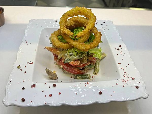 Теплый салат со свининой и печеными овощами