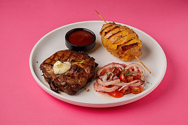 Стейк из свинины с шашлыком из картофеля