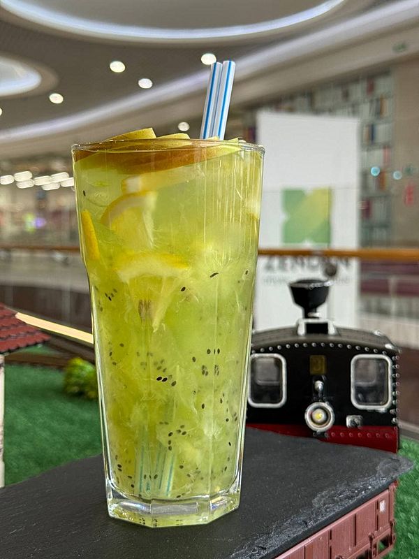 Спелый киви и сочное яблоко