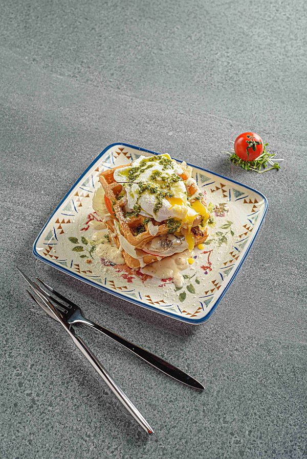 Бельгийские вафли с грибным соусом и яйцом пашот