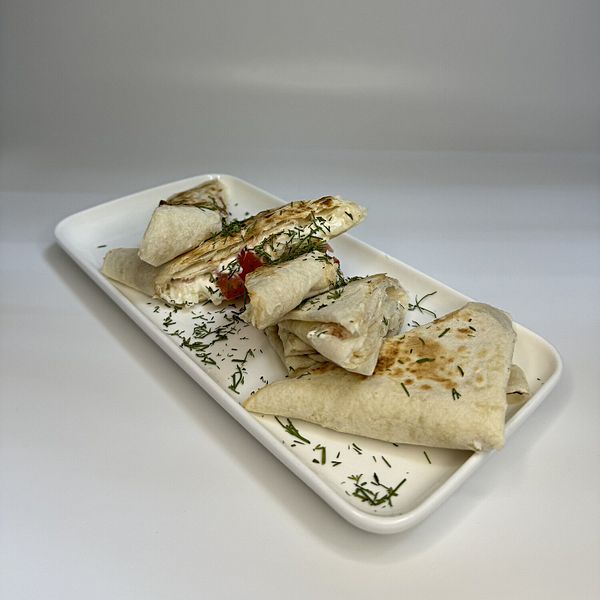 Горячий лаваш с сыром моцарелла, помидорами и зеленью