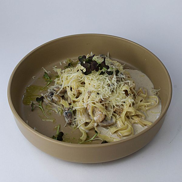 Паста с курицей и грибами в сливочном соусе