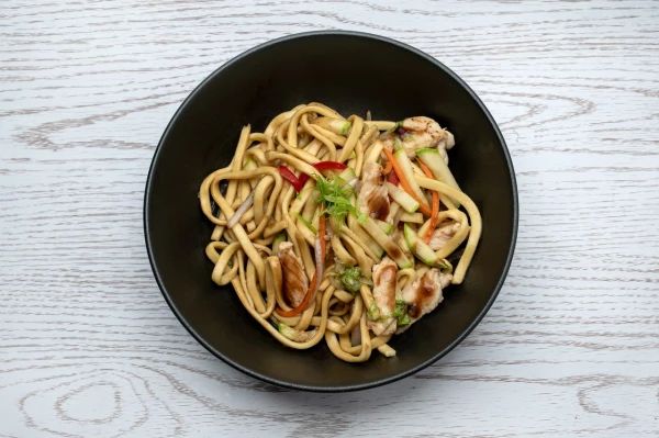 Удон с курицей в соусе терияки