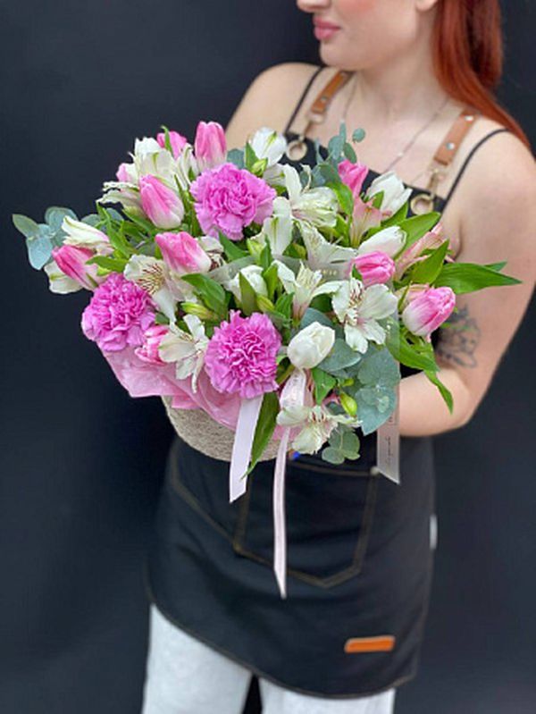 Кашпо с тюльпанами