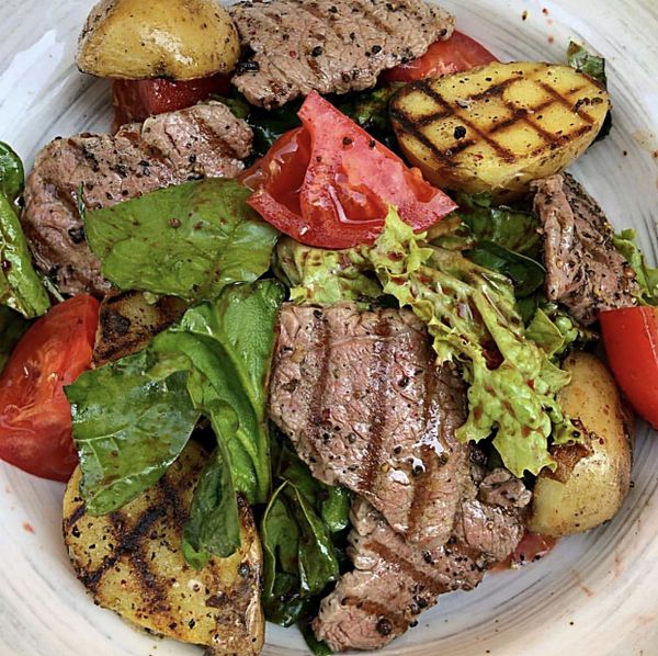 Тёплый салат с телятиной, в фирменном соусе