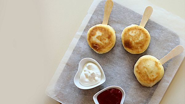 Сырники ванильные со сметаной и джемом