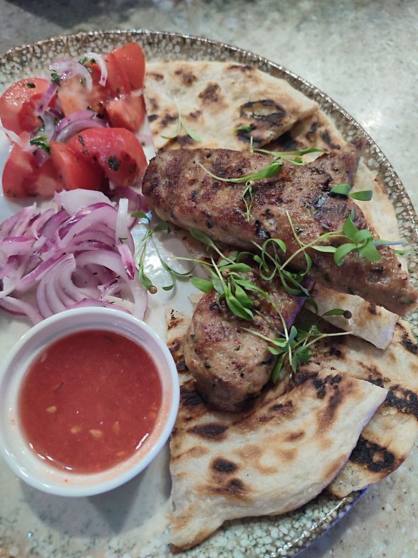 Кюфта кебаб с лепешкой роти