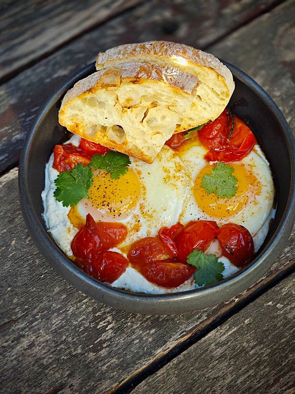 Глазунья с кремом из рикотты и томленными черри