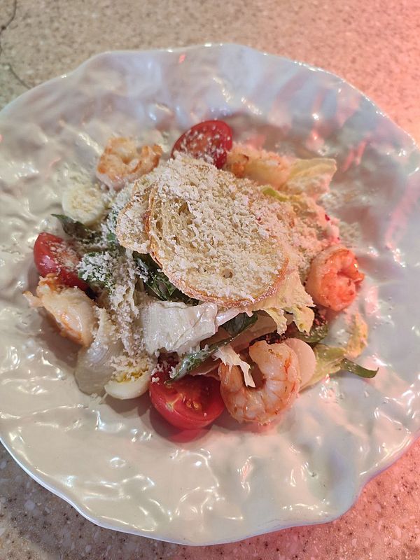 Новомодный салат Цезаря Кардини с тигровой креветкой